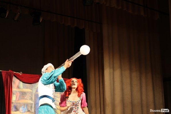 У Луцьку для дітей надували гігантські бульбашки. ФОТО