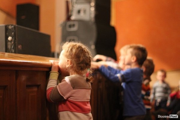 У Луцьку для дітей надували гігантські бульбашки. ФОТО