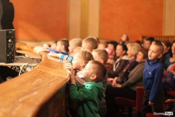 У Луцьку для дітей надували гігантські бульбашки. ФОТО