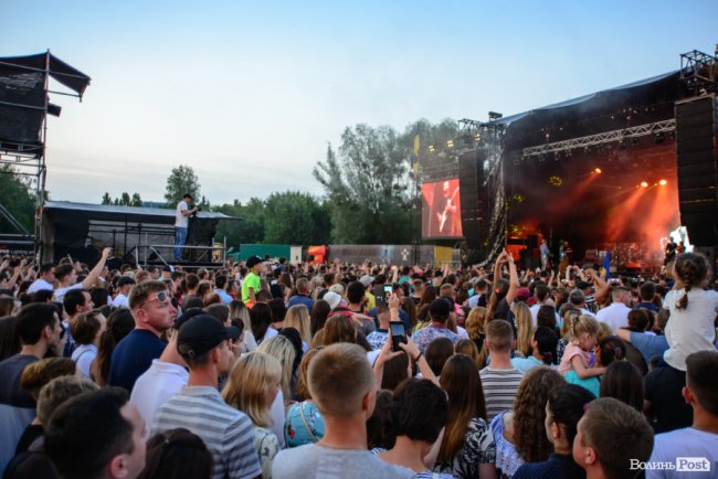 Казали «гречка», але підспівували: як у Луцьку минув безкоштовний концерт «Океану Ельзи». ФОТО 