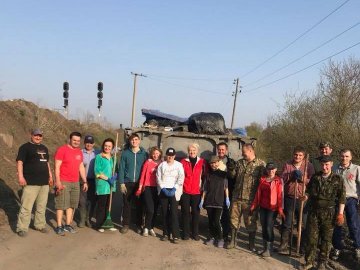 У Ковелі небайдужі зібрали вздовж дороги п'ять тонн мотлоху