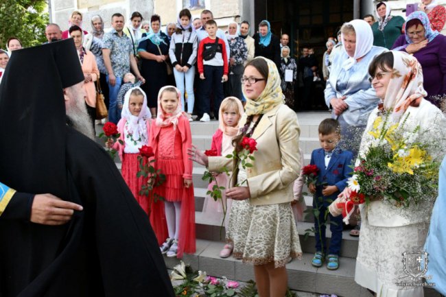 У селі на Волині очільника єпархії УПЦ (МП) Нафанаїла зустріли килимом з квітів і короваєм. ФОТО