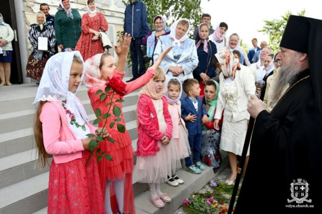 У селі на Волині очільника єпархії УПЦ (МП) Нафанаїла зустріли килимом з квітів і короваєм. ФОТО