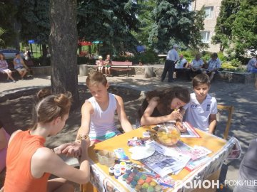 На Волині діти вирішили самостійно і оригінально заробити на ремонт класу. ФОТО