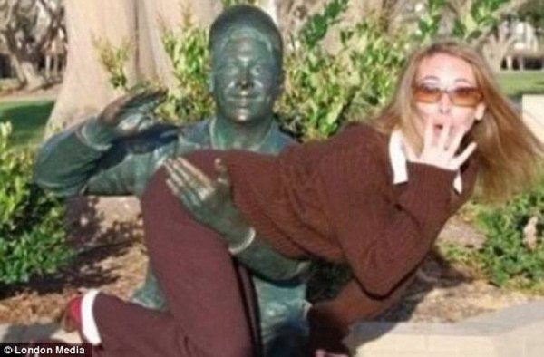  19 незвичайних фотографій з пам'ятниками 