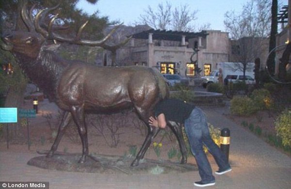  19 незвичайних фотографій з пам'ятниками 