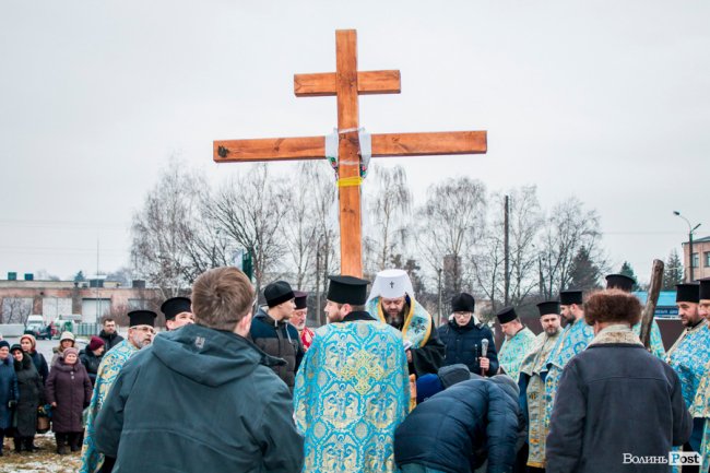 У Луцьку освятили хрест під будівництво дитячої церкви. ФОТО
