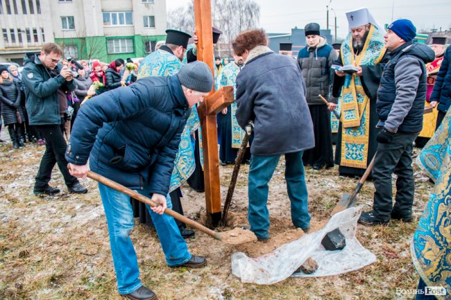 У Луцьку освятили хрест під будівництво дитячої церкви. ФОТО
