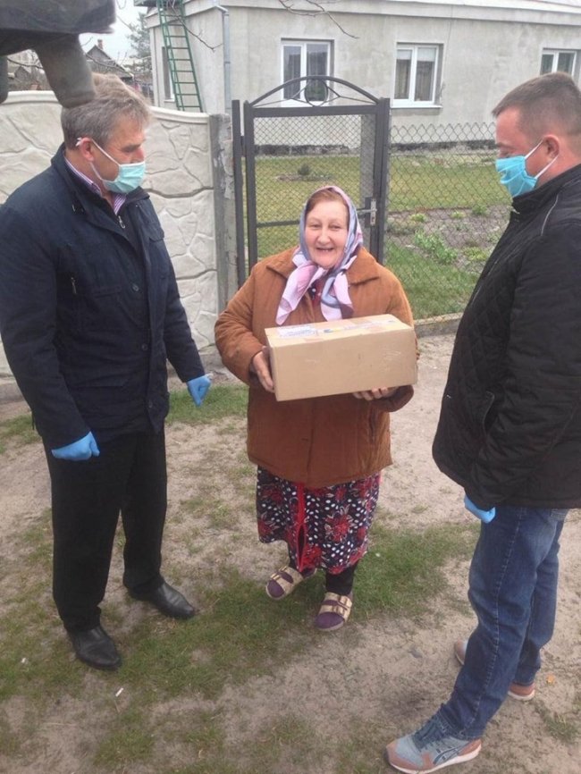 «Люди не вірять, що таке буває»: мешканцям Ратнівщини безкоштовно розвозили продукти. ФОТО