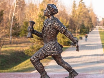 У Луцьку встановили нову скульптуру двох кликунів
