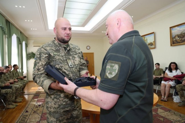 П'ятеро прикордонників з Волині отримали нагородну зброю. ФОТО