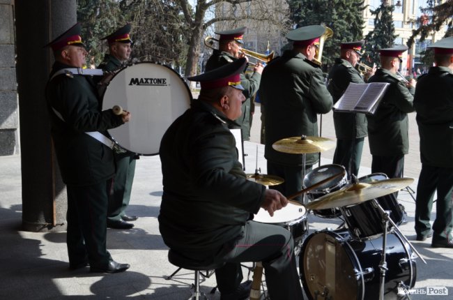 Флешмоб від військового оркестру у Луцьку: як Нацгвардія святкує п'ятиріччя. ФОТО