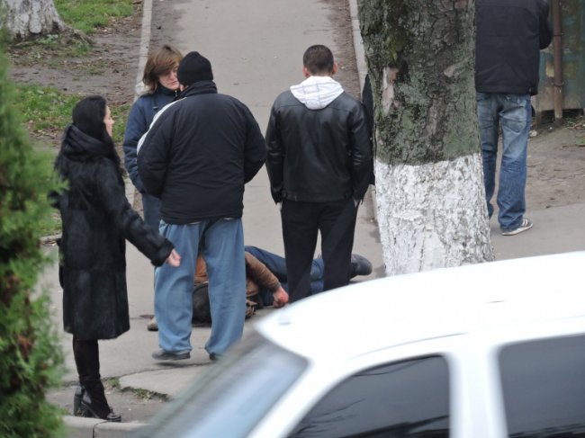 Чоловіка, який упав посеред вулиці в Луцьку, забрала «швидка»