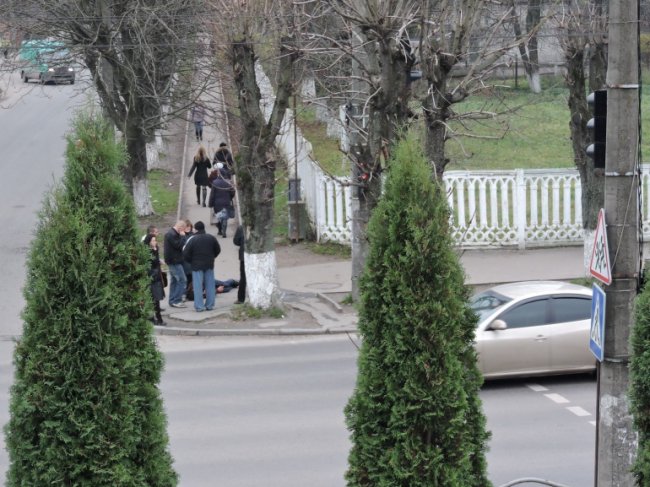 Чоловіка, який упав посеред вулиці в Луцьку, забрала «швидка»
