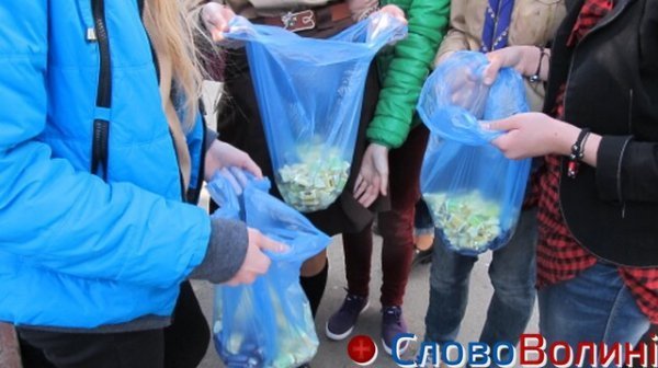 У Луцьку міняли цигарки на цукерки. ФОТО