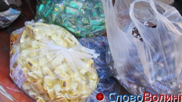 У Луцьку міняли цигарки на цукерки. ФОТО