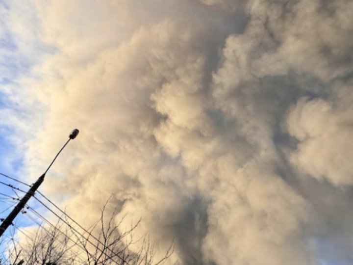 У Львові - масштабна пожежа після російського обстрілу