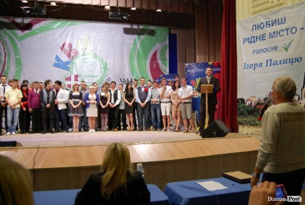 У Луцьку на КВНі із заступника луцького мера «зняли» джинси. ФОТО