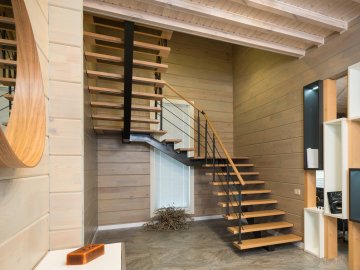 Дерев'яні сходи на замовлення: що варто знати і які переваги*