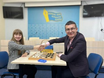 9-річна віце-чемпіонка України з шашок зіграла із журналістами, аби зібрати кошти на ЗСУ
