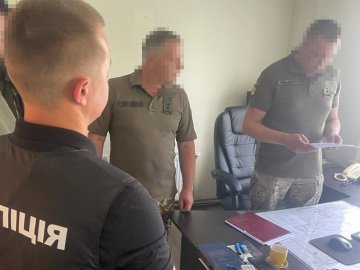 На Волині затримали заступника начальника військкомату, який вимагав у призовника 1000 доларів США