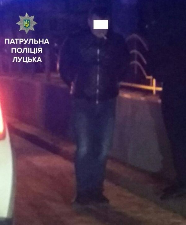 У Луцьку п’яний водій тицяв поліцейським гроші