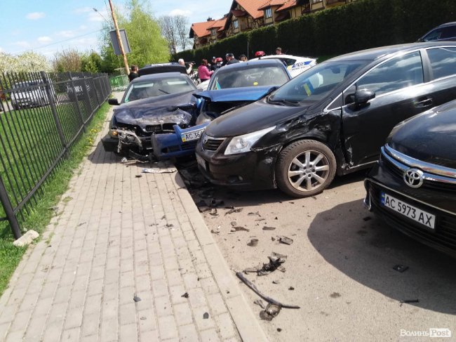 У Луцьку BMW на єврономерах  розтрощила припарковані автівки. ФОТО