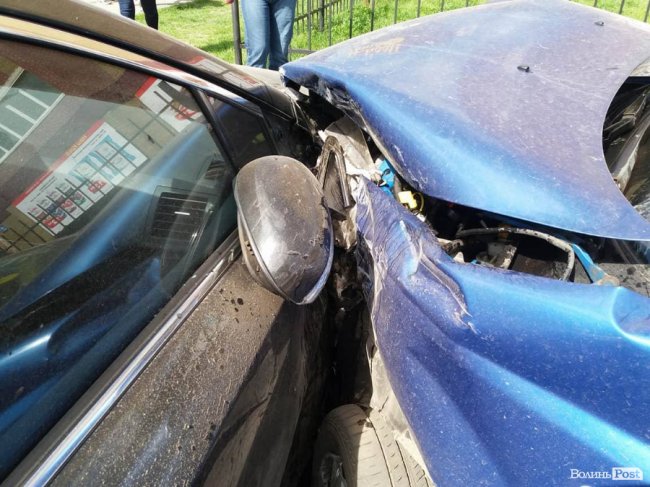 У Луцьку BMW на єврономерах  розтрощила припарковані автівки. ФОТО