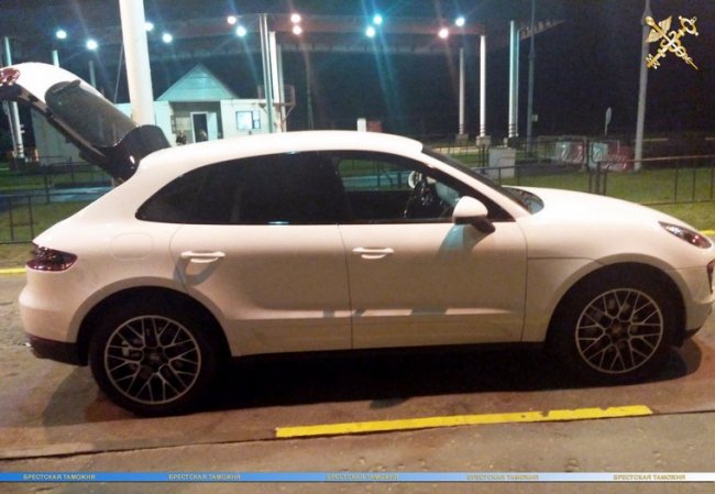 Волинські правоохоронці прогледіли валізу валюти на кордоні