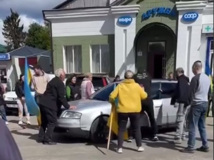 На Волині під час прибуття кортежу з загиблим молодик ледве не переїхав дітей