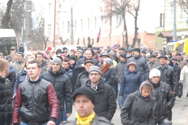 Луцьк сумує: хода до могили Героя Майдану. ФОТО