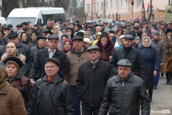 Луцьк сумує: хода до могили Героя Майдану. ФОТО