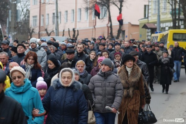 Луцьк сумує: хода до могили Героя Майдану. ФОТО