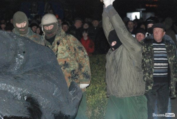 На Волині знесли пам'ятник Леніну. ФОТО