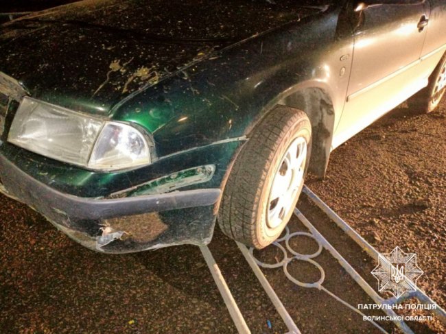 У Луцьку п'яний 62-річний водій зніс дорожню огорожу. ФОТО