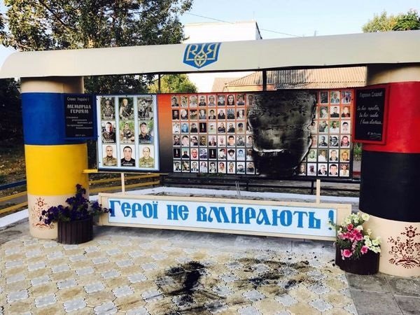 На Одещині вандали підпалили стелу з Героями України