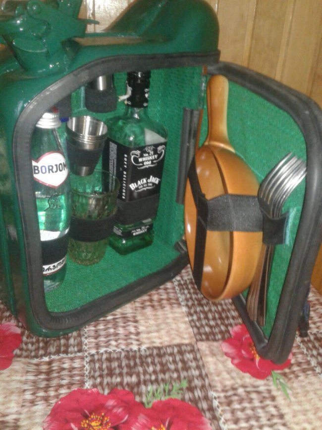 Священник з Волині створює неймовірні гравюри на склі та дзеркалах. ФОТО