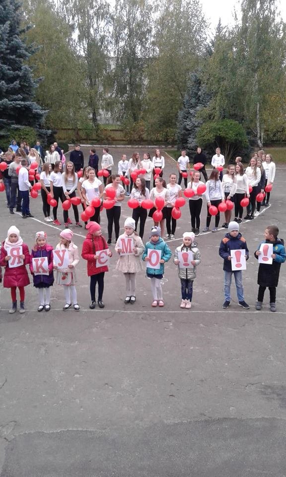 Кульки і сердечка: як у Любомлі  школярі вітали вчителів. ФОТО