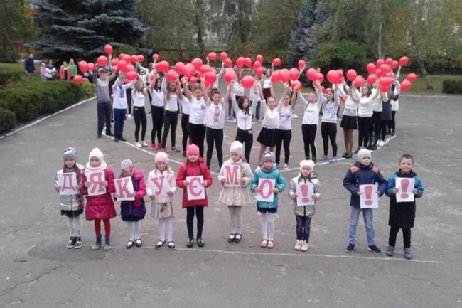 Кульки і сердечка: як у Любомлі  школярі вітали вчителів. ФОТО