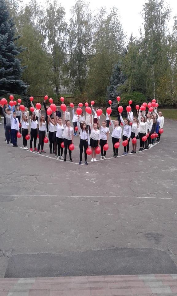 Кульки і сердечка: як у Любомлі  школярі вітали вчителів. ФОТО