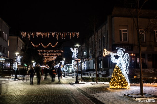 Святкові вогні вечірнього Луцька. ФОТО