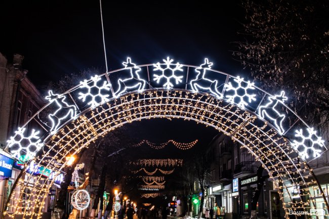 Святкові вогні вечірнього Луцька. ФОТО