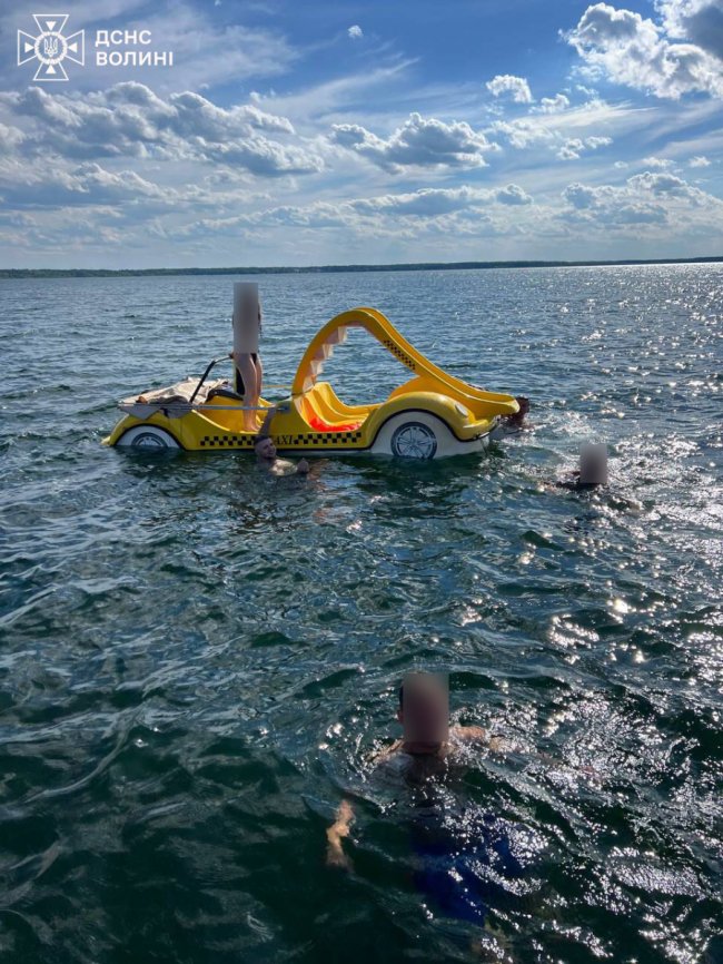 На Світязі на катамарані ледве не потонуло 7 людей