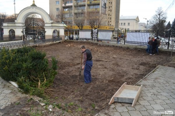 Земля, гроші, скандал: що робив екскаватор біля луцького собору. ФОТО
