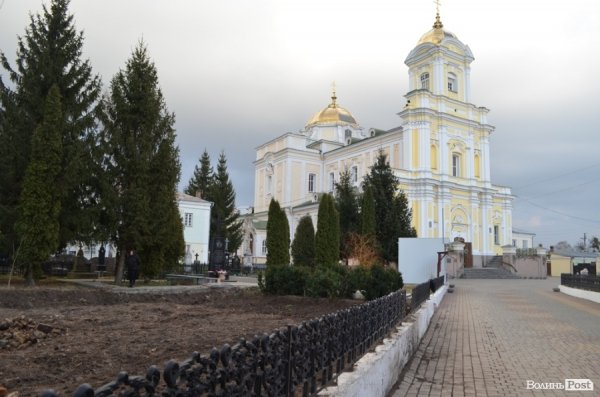 Земля, гроші, скандал: що робив екскаватор біля луцького собору. ФОТО