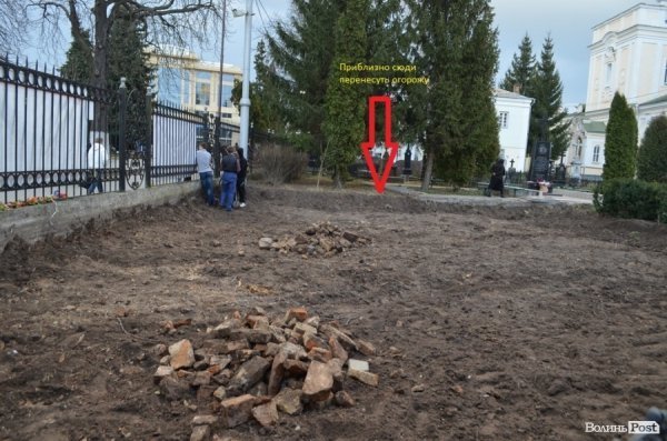 Земля, гроші, скандал: що робив екскаватор біля луцького собору. ФОТО
