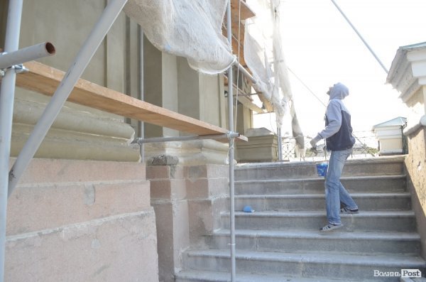 У центрі Луцька ремонтують собор. ФОТО