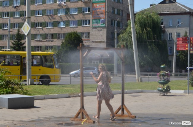 Як лучани освіжаються під вуличним душем. ФОТО