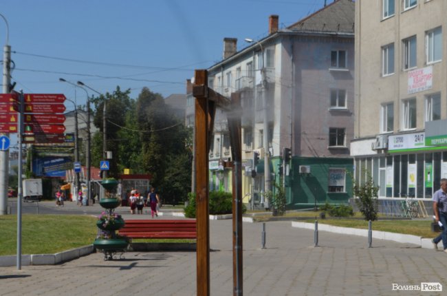 Як лучани освіжаються під вуличним душем. ФОТО