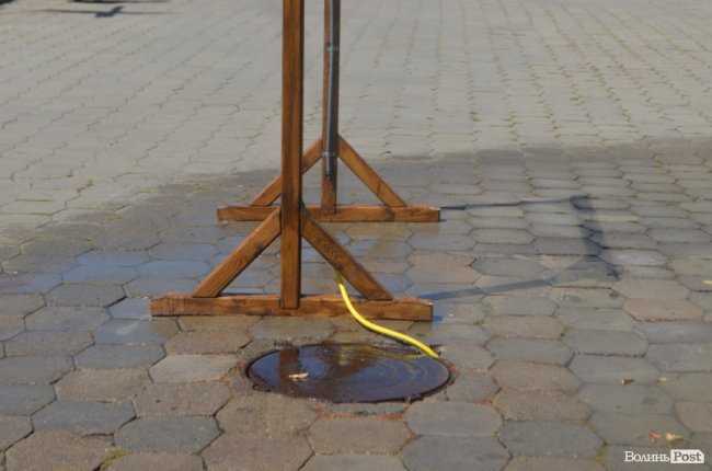 Як лучани освіжаються під вуличним душем. ФОТО